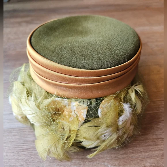 VINTAGE 1950s 60s GREEN VELVET PILLBOX HAT FEATHERS GOLD SATIN BOWS & TRIM 49f66d7f32379d1981fd42bd44216c  main image 4